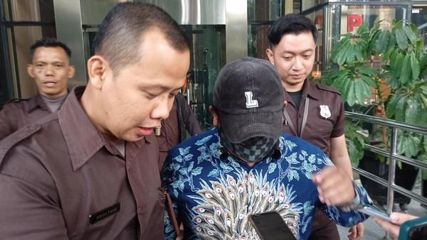 Bertopi dan Bermasker, Legislator PKB Irit Bicara Usai Diperiksa KPK dalam Kasus Sistem Proteksi TKI Kemnakertrans
