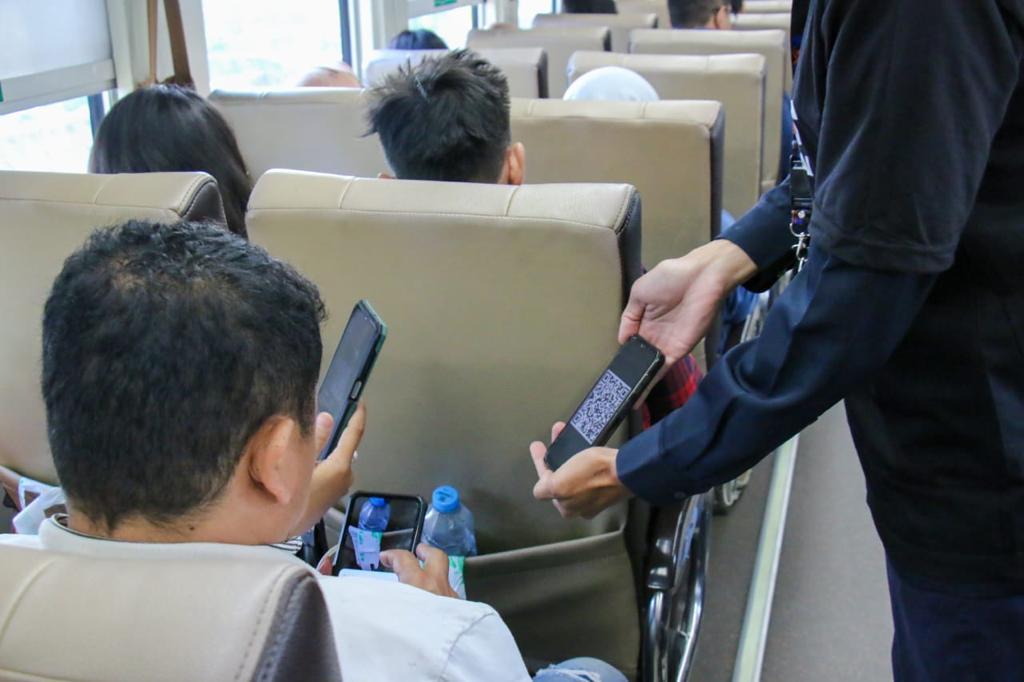 Meriahkan HUT ke-78, PT KAI Gelar Bermain Game Online On Train