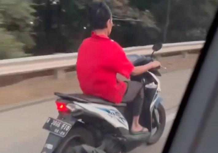 Viral Pria Lansia Santai Naik Motor di Tol Citeureup Bogor, Sudah Ditegur tetapi Dicuekin