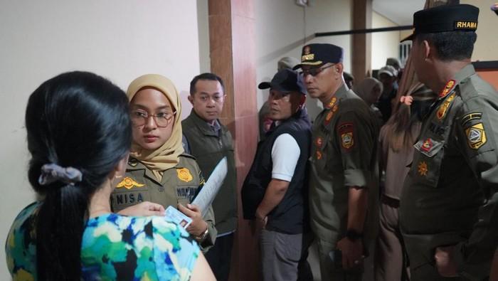 Satpol PP Razia Panti Pijat 'Plus-plus' Via MiChat di Cibinong