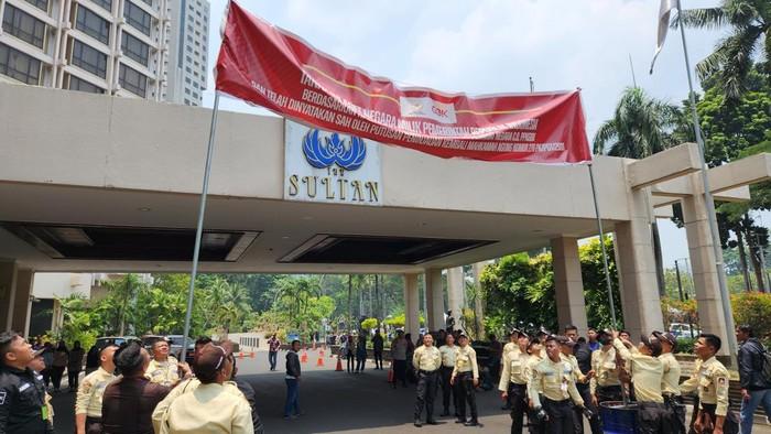 Spanduk Peringatan Dipasang di Hotel Sultan, Minta Segera Dikosongkan