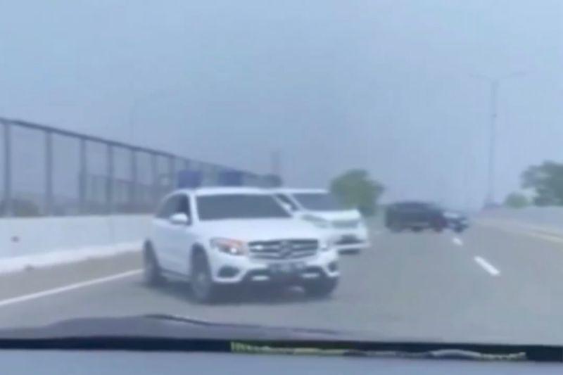 Polisi Tilang Rombongan Mobil Mewah Lawan Arah di Tol Desari