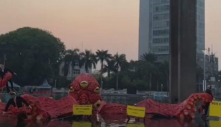 Polisi Amankan 12 Aktivis Greenpeace Demo di Bundaran HI