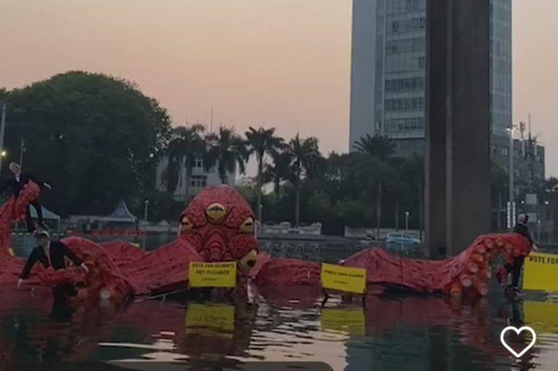 Polisi Pulangkan Akitivis Greenpeace usai Diamankan atas Aksi Bawa 'Gurita' di Kolam HI