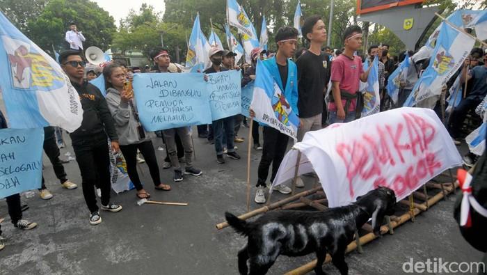 Demonstran di Depan Pemkab Bogor Bawa Kambing-Keranda Mayat, KNP Jelaskan Maknanya