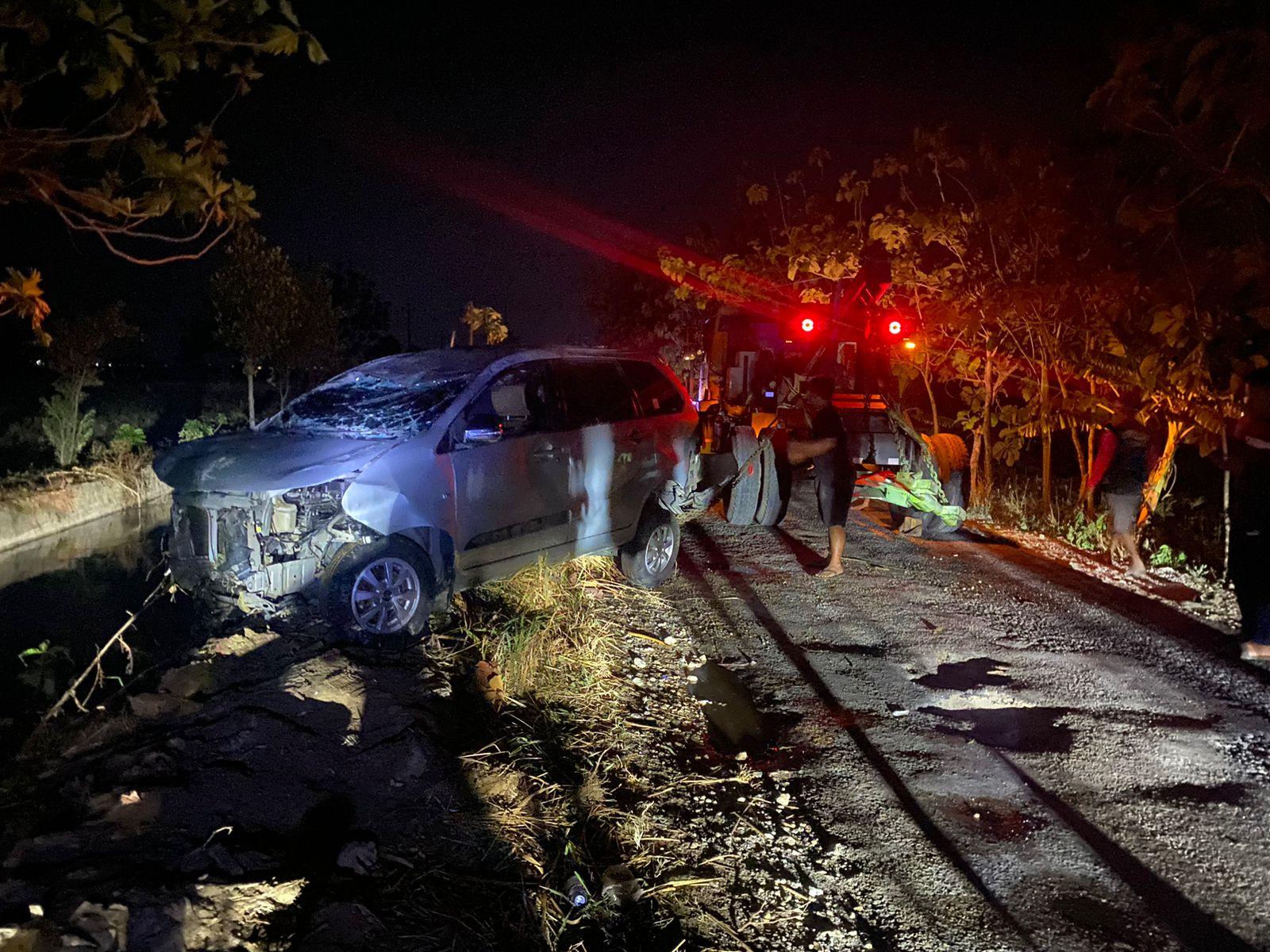 Mencoba Kabur dari Pengejaran Bea Cukai, Minibus Pengangkut Rokok Ilegal Terperosok ke Sungai