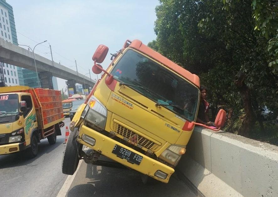 Ada Truk Patah As di Tol Pondok Pinang, Pengendara Diimbau Hati-hati