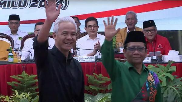 Sholawat Badar Iringi 'Perjalanan' Ganjar-Mahfud Usai Diduetkan