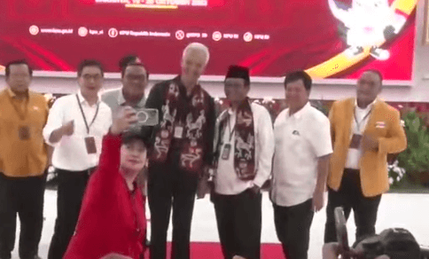 Lincahnya Puan, Selfie di Kantor KPU saat Daftarkan Ganjar-Mahfud