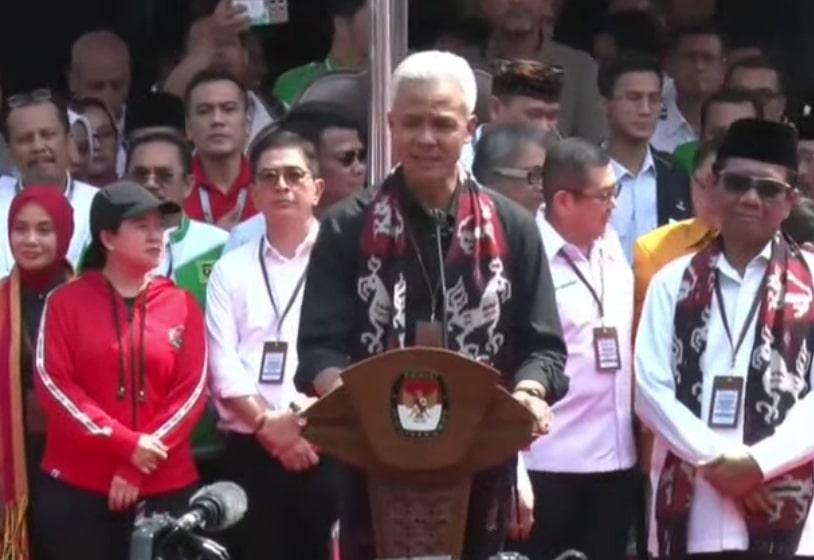 Ganjar-Mahfud Pakai Kemeja Hitam dan Putih: Tidak Pernah Abu-Abu