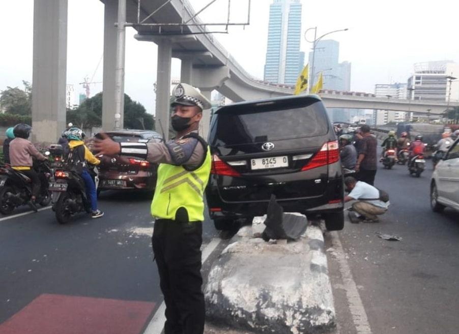 Alphard Hantam Separator di Flyover Kuningan, Lalin Terpantau Padat