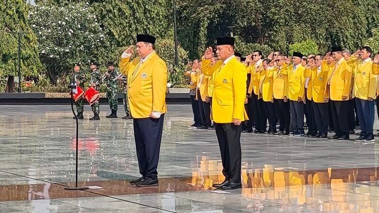 Airlangga Hartarto Cs Ziarah Makam TMP Kalibata Sambut HUT ke-59 Partai Golkar
