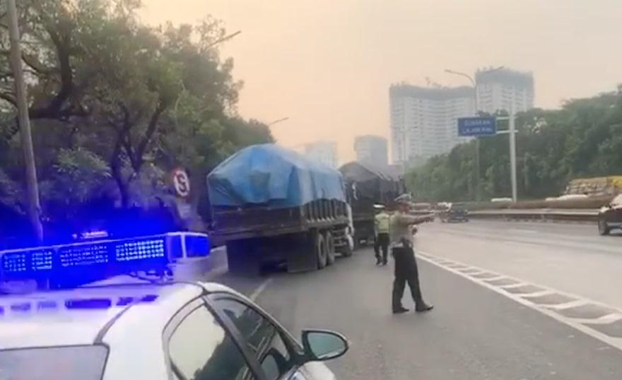 Bikin Macet dan Berbahaya, Polisi Usir Truk Nakal Parkir di Bahu Jalan Tol Pondok Pinang