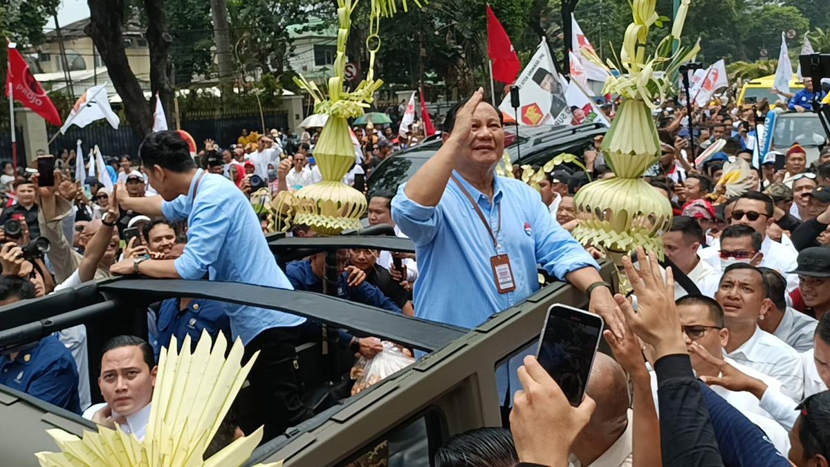 Capres Prabowo Senang Naik Maung Daftar ke KPU: Bangga Diantar Buatan Indonesia