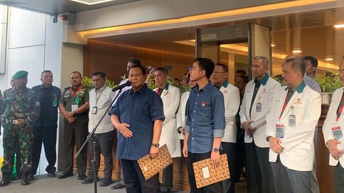 Prabowo Ngaku Mending Terjun Payung 10 Kali Ketimbang Disuntik Dokter