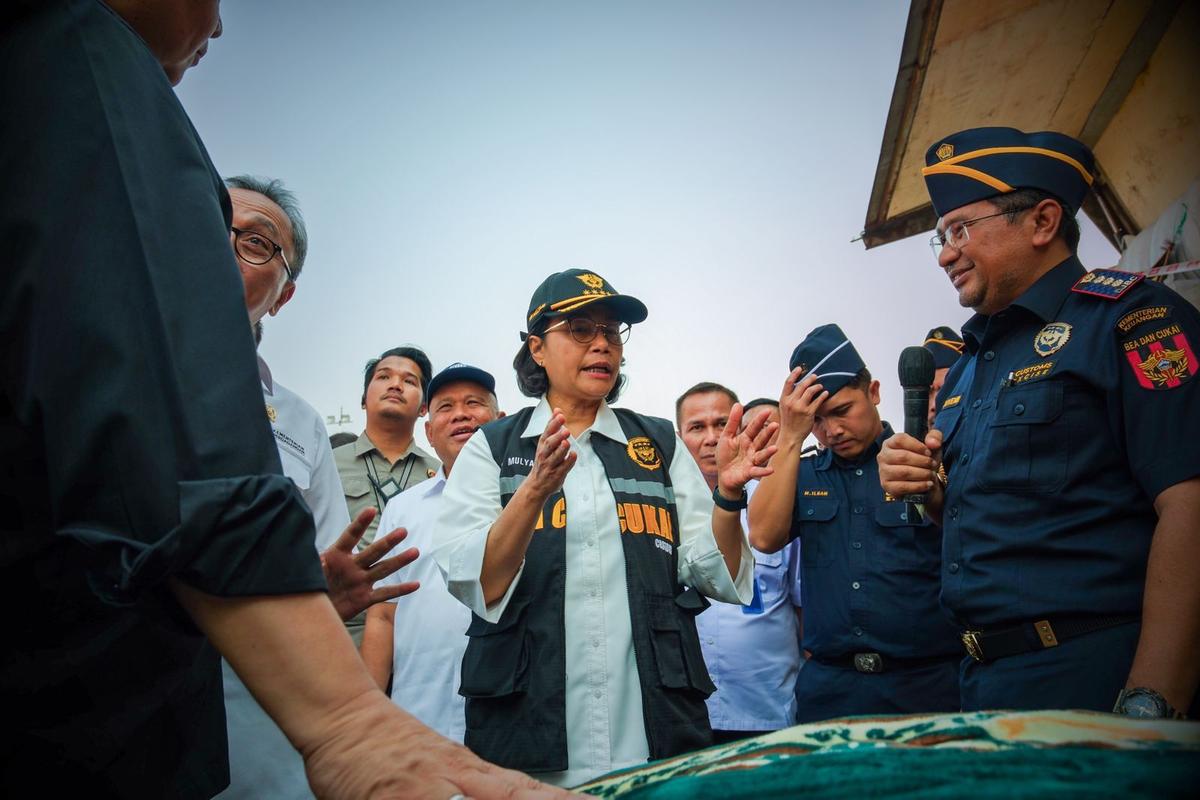 Bea Cukai, Ditjen PKTN Kemendag, dan Bareskrim Polri Musnahkan Pakaian Bekas Ilegal