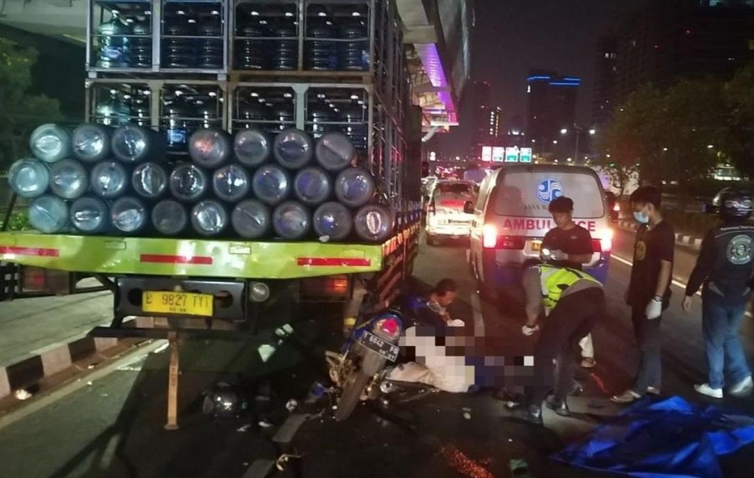 Pemotor Tewas Usai Terlibat Kecelakaan dengan Truk di Depan Stasiun LRT Cikoko