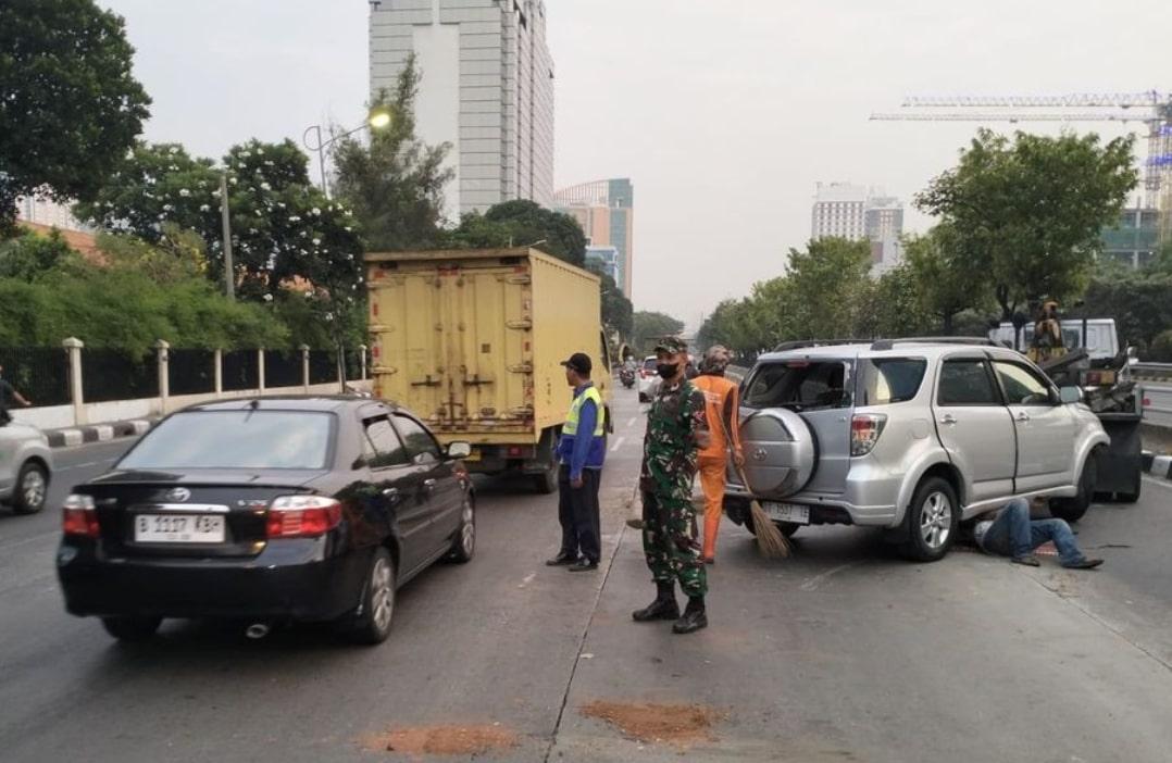Mobil Hantam Pembatas Jalan di Slipi, Lalin Sempat Tersendat