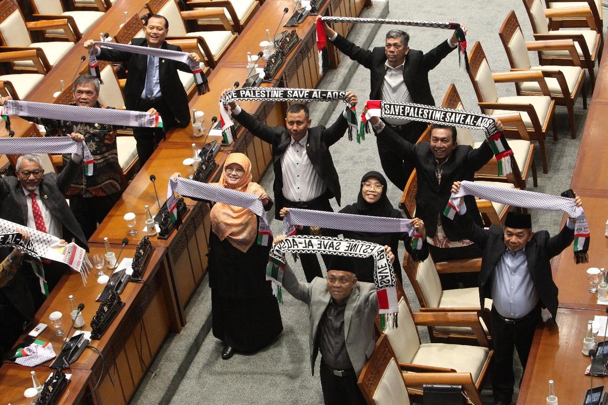 Kompak Pakai Syal Palestina, Anggota DPR Dipuji Warganet