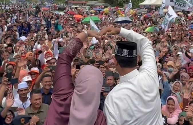 So Sweet, Anies dan Istri 'Fusion' Pose Love di Hadapan Warga Aceh