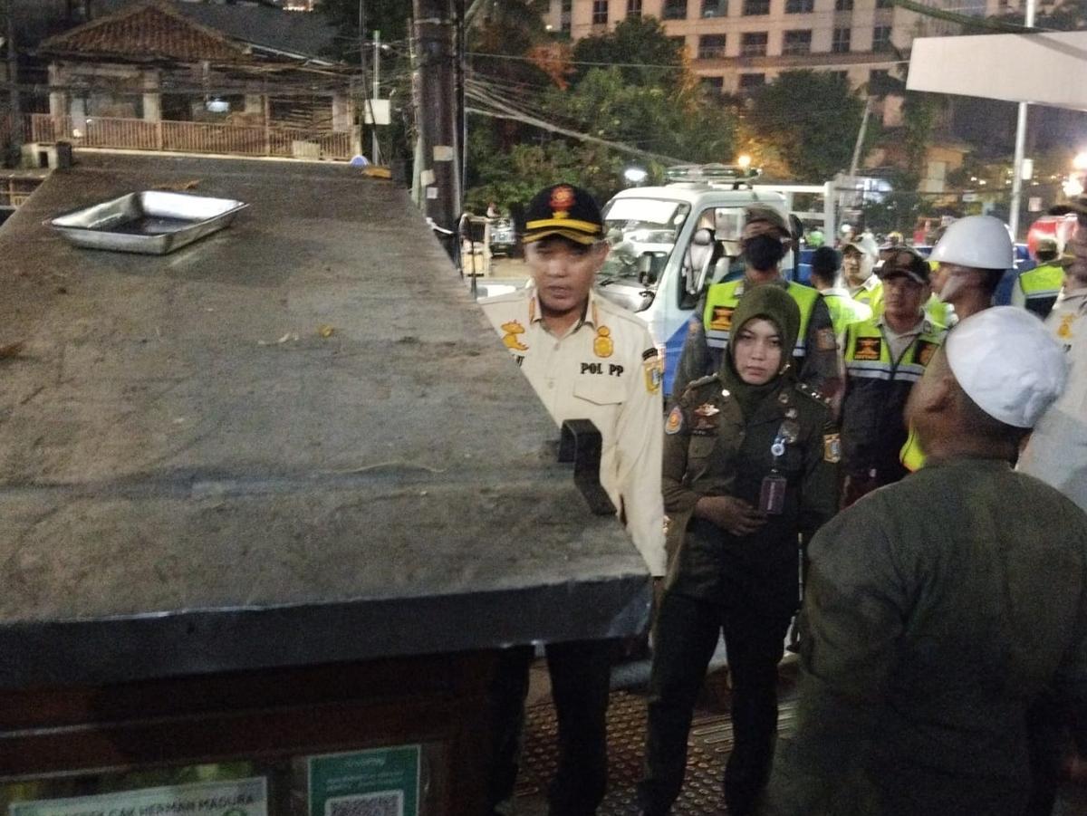 Satpol PP Bersama Petugas Gabungan Tertibkan PKL di Tanah Abang