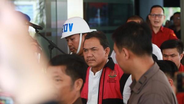 Tahan Achsanul Qosasi, Kejagung Jerat Tiga Pasal Sekaligus