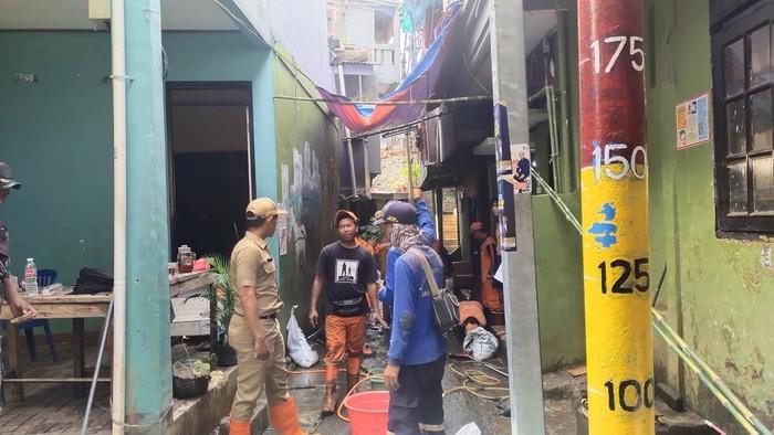 Banjir Kampung Melayu Surut, Warga Ramai-ramai Bersihkan Lumpur