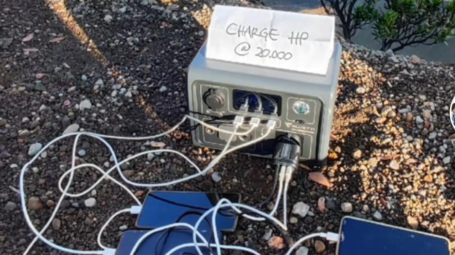 Gokil! Buka Jasa Isi Daya Baterai HP Rp20.000 di Gunung, Netizen: Masa Harus Ganti Cita-cita