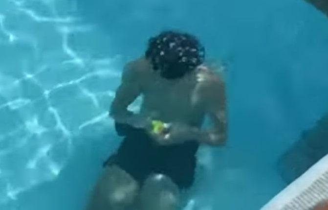 Gokil! Pria Ini Pecahkan Rekor Rubik di Dalam Air Selama 9 Detik