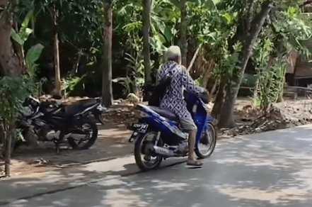 Duh si Kakek! Nekat Banget Terobos Jalan Cor Basah