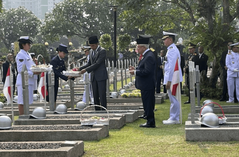 Presiden Jokowi Pimpin Upacara Peringatan Hari Pahlawan di Kalibata
