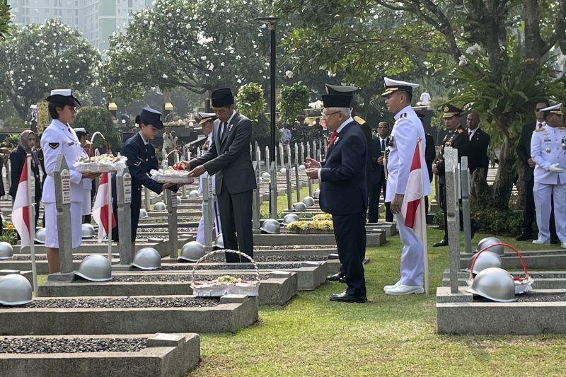 Usai Upacara Hari Pahlawan, Jokowi-Ma’ruf Tabur Bunga di TMP Kalibata