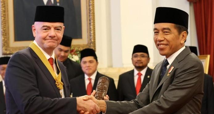 Layaknya Caleg, Presiden FIFA Gunakan Peci Hitam saat Terima Anugerah dari Jokowi