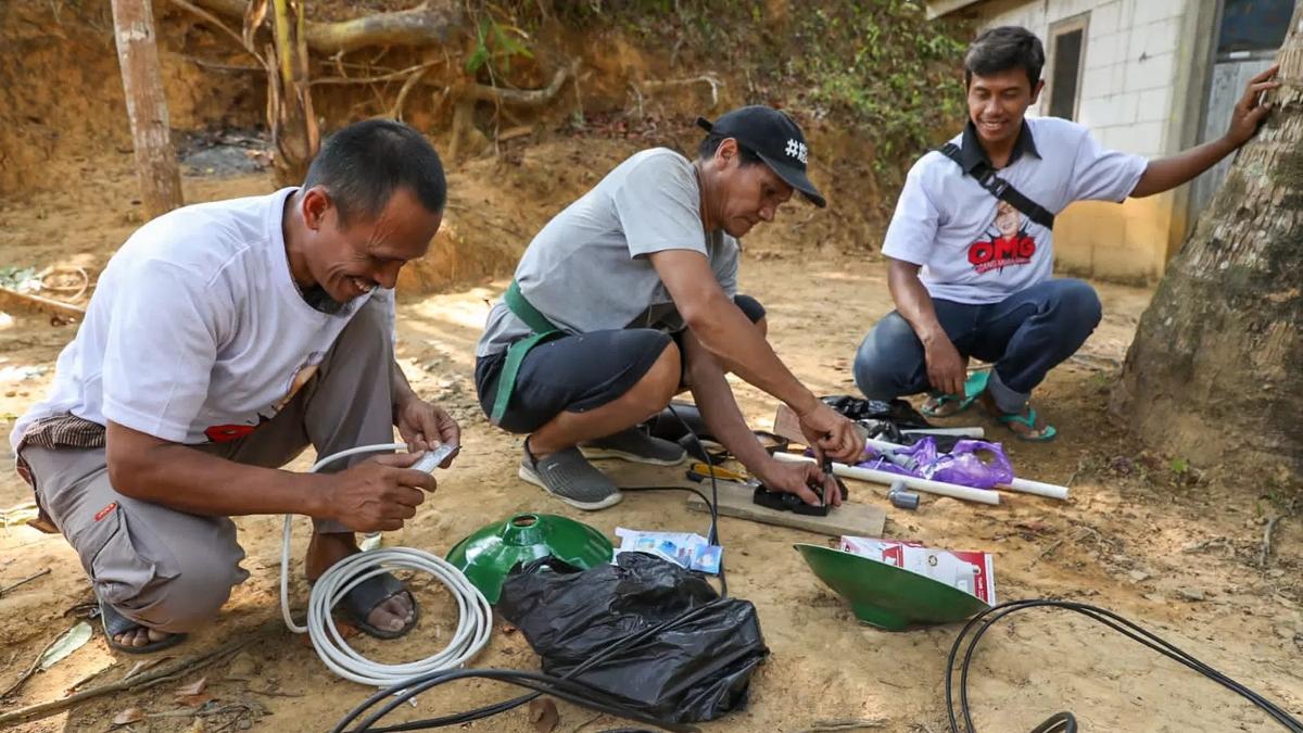 Warga Dusun Kalibuko Apresiasi Aksi Relawan Orang Muda Ganjar Pasang Lampu Jalan