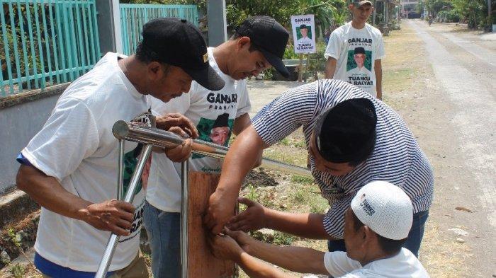 Santri Dukung Ganjar Jateng Bantu Pasang Lampu Jalan di Desa Genggangtani