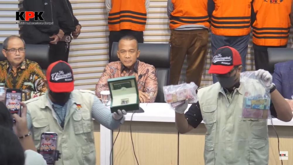 Ini Barang Bukti Jam Rolex dan Segepok Duit Nyaris Rp1 M Diduga Hasil Suap Pj Bupati Sorong
