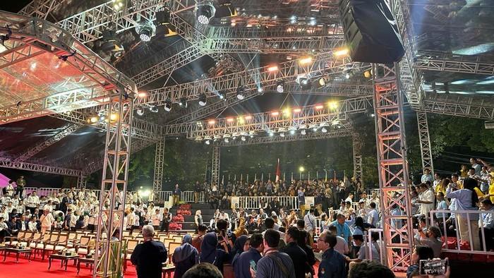 Pendukung Kontestan Pilpres 2024 Adu Yel-yel di Tribun Kantor KPU RI