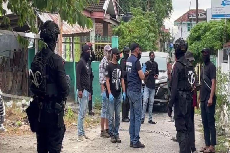 Densus 88 Geledah Rumah Warga Terlibat Terorisme di Palu, Buku-Sajam Diamankan