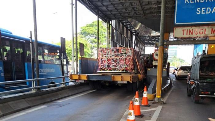 Truk Kontainer Nyangkut di GT Slipi Arah Tomang, Arus Lalin Lancar