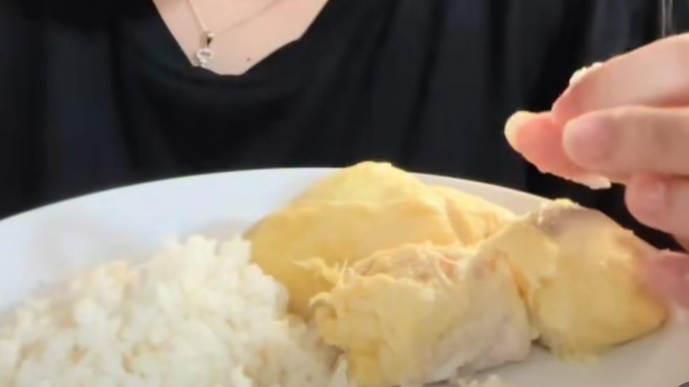 Viral! Wanita Sarapan Nasi dengan Durian, Netizen: Sekte Bapak Ku