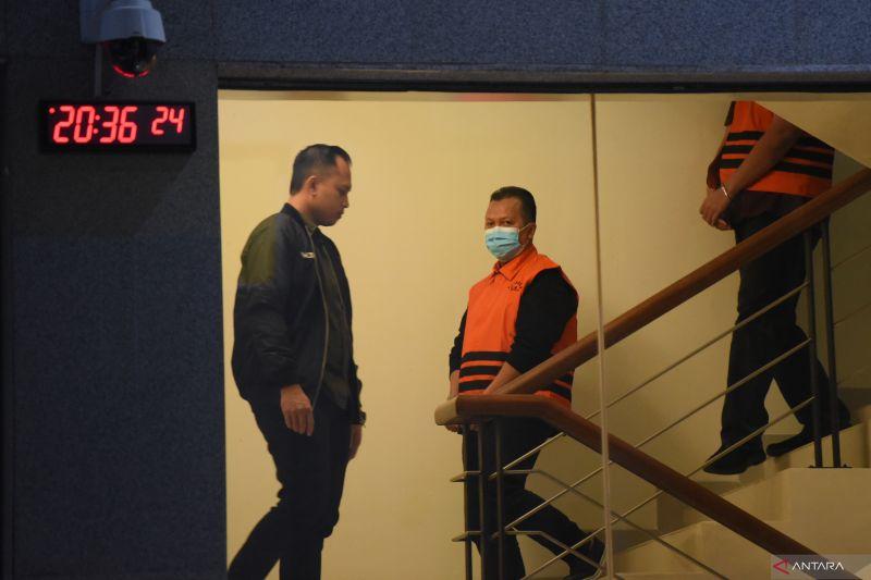 Penyidik KPK Geledah Rumah Dinas Bupati Bondowoso