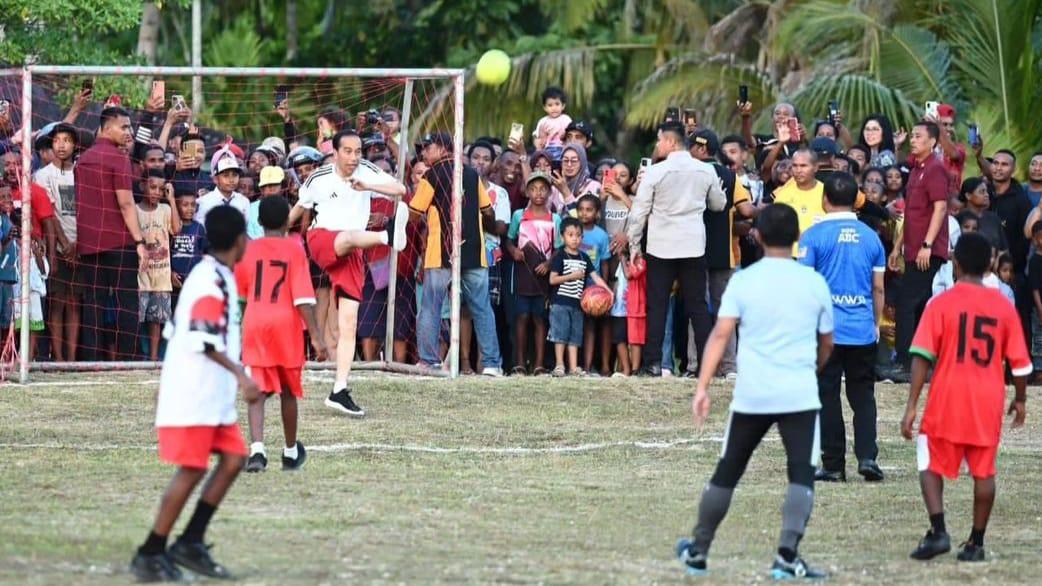 Penampakan Jokowi Main Bola di Papua, Ada Pose Galau