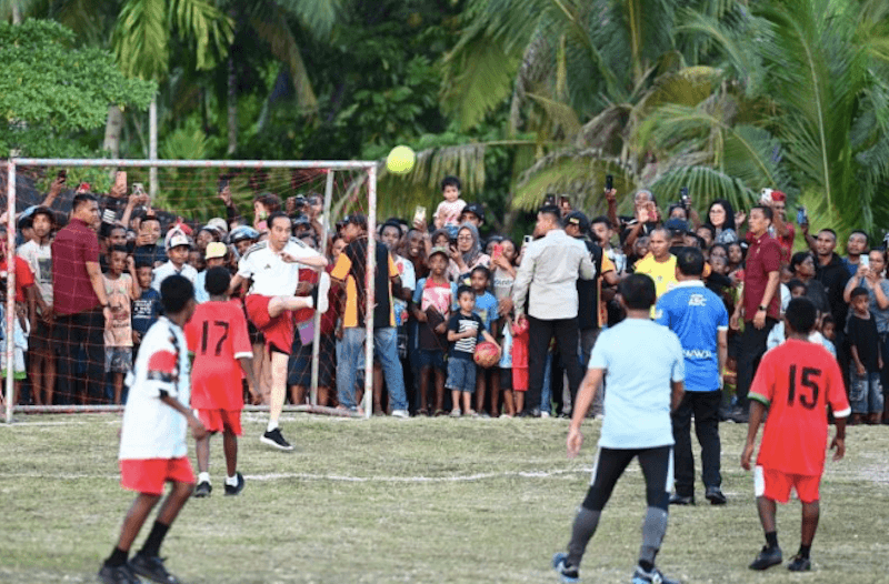 FIFA Tanggapi Unggahan Foto Presiden Jokowi Main Bola di Papua