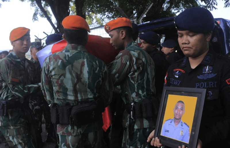 Jenazah Anggota Brimob yang Ditembak KKB di Papua Tiba di Kupang