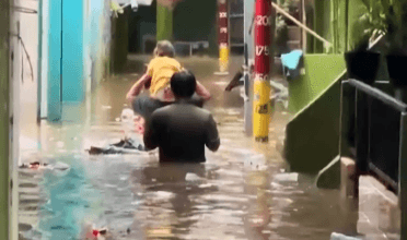 Rumah Warga Kebon Pala Kampung Melayu Terendam Banjir