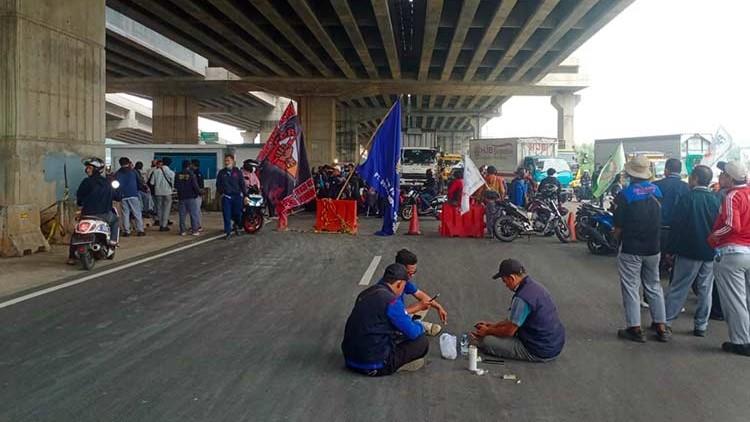 Massa Buruh Masih Betah Demo di Cikarang hingga Sore ini