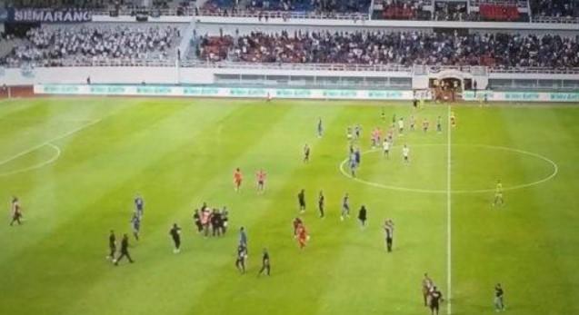 Breaking News: Penonton Laga PSIS Semarang versus PSS Sleman Ricuh