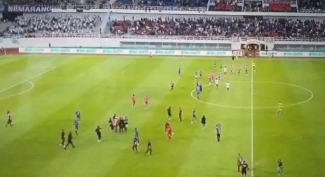 Suporter Lempar Batu dan Kursi ke Lapangan Bikin Wasit Hentikan Laga PSIS Semarang vs PSS Sleman