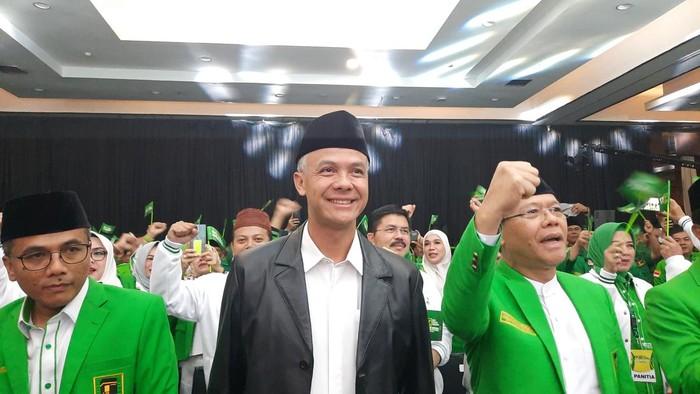 Ganjar Minta Relawan Gotong Royong Berjuang di Tanggal 14 Februari