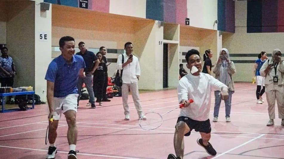 Akhiri Kampanye Sepekan, Gibran Main Badminton Bareng Taufik Hidayat di GBK
